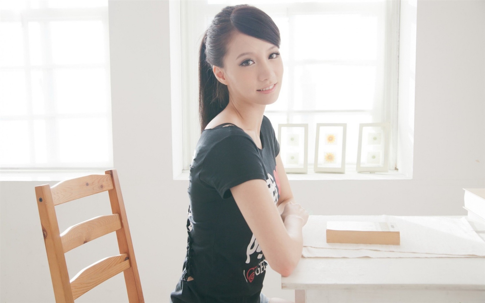 Taiwan girls indoor Sunny Lin HD wallpapers #4 - 1680x1050