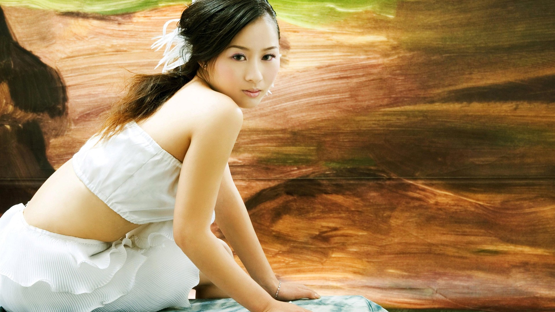 油畫背景前的白衣美女 #4 - 1920x1080