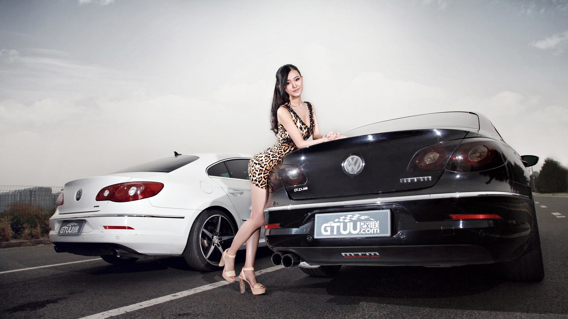 Beautiful leopard dress girl with Volkswagen sports car wallpapers #7 - 1920x1080