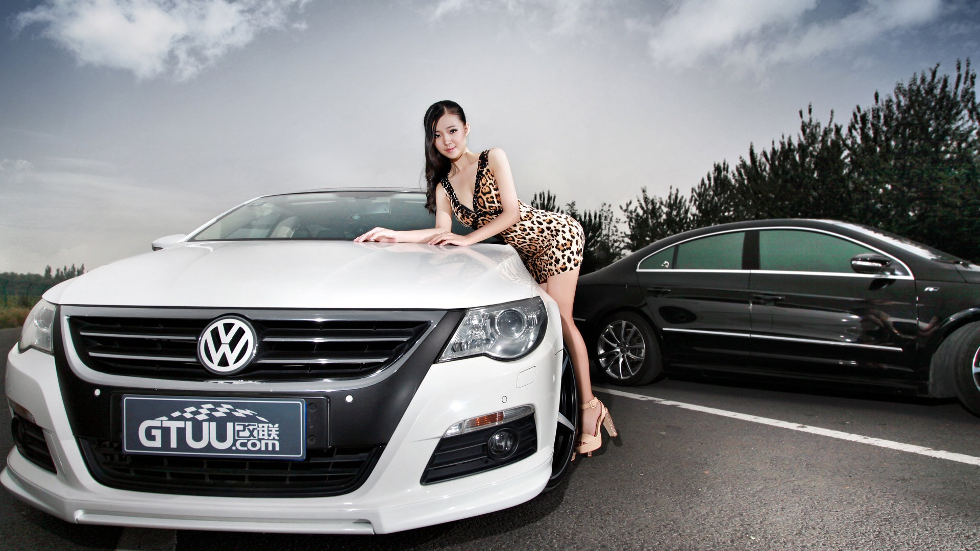 Beautiful leopard dress girl with Volkswagen sports car wallpapers #10 - 1920x1080