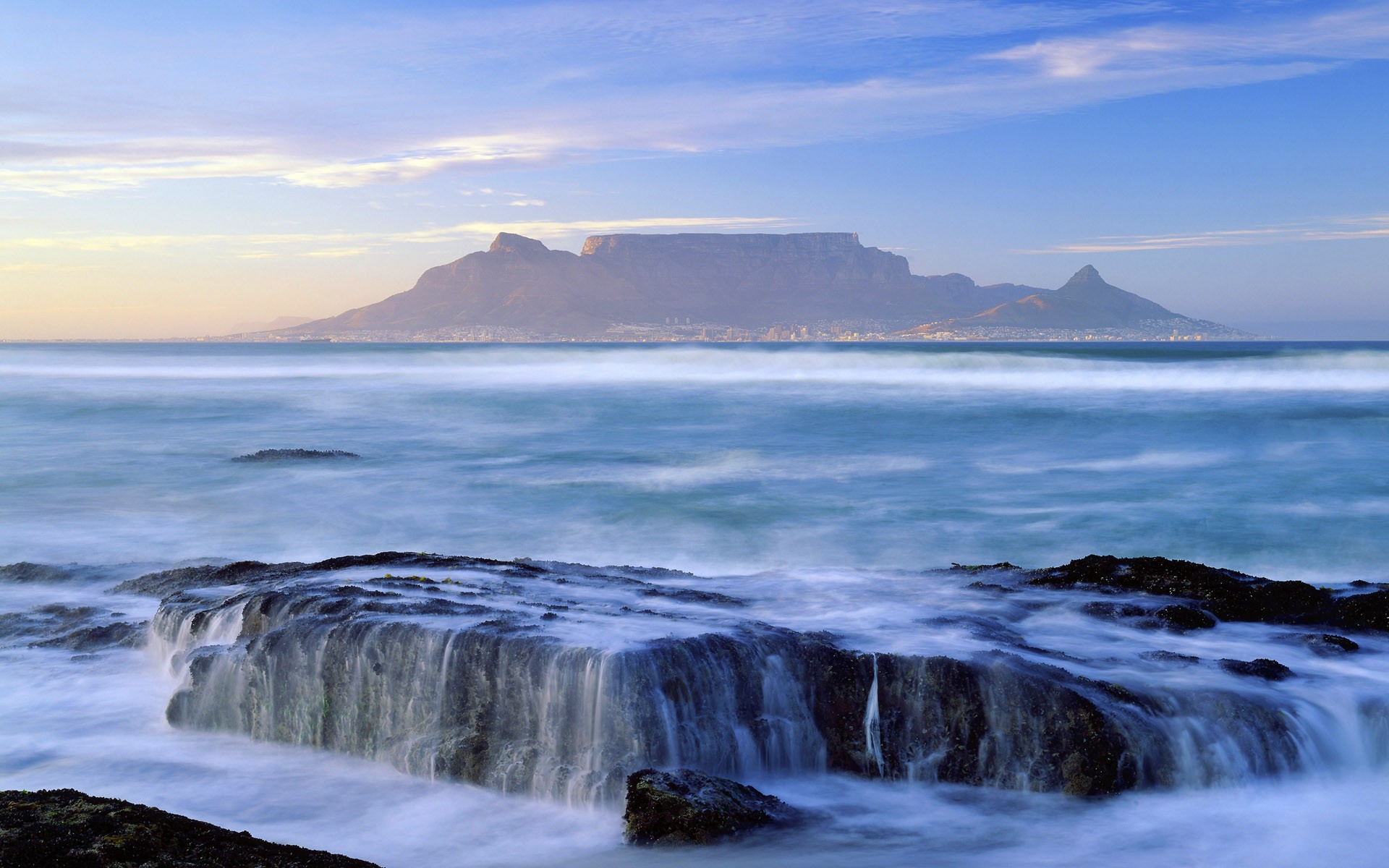 美丽的南非高山蓝色海景壁纸