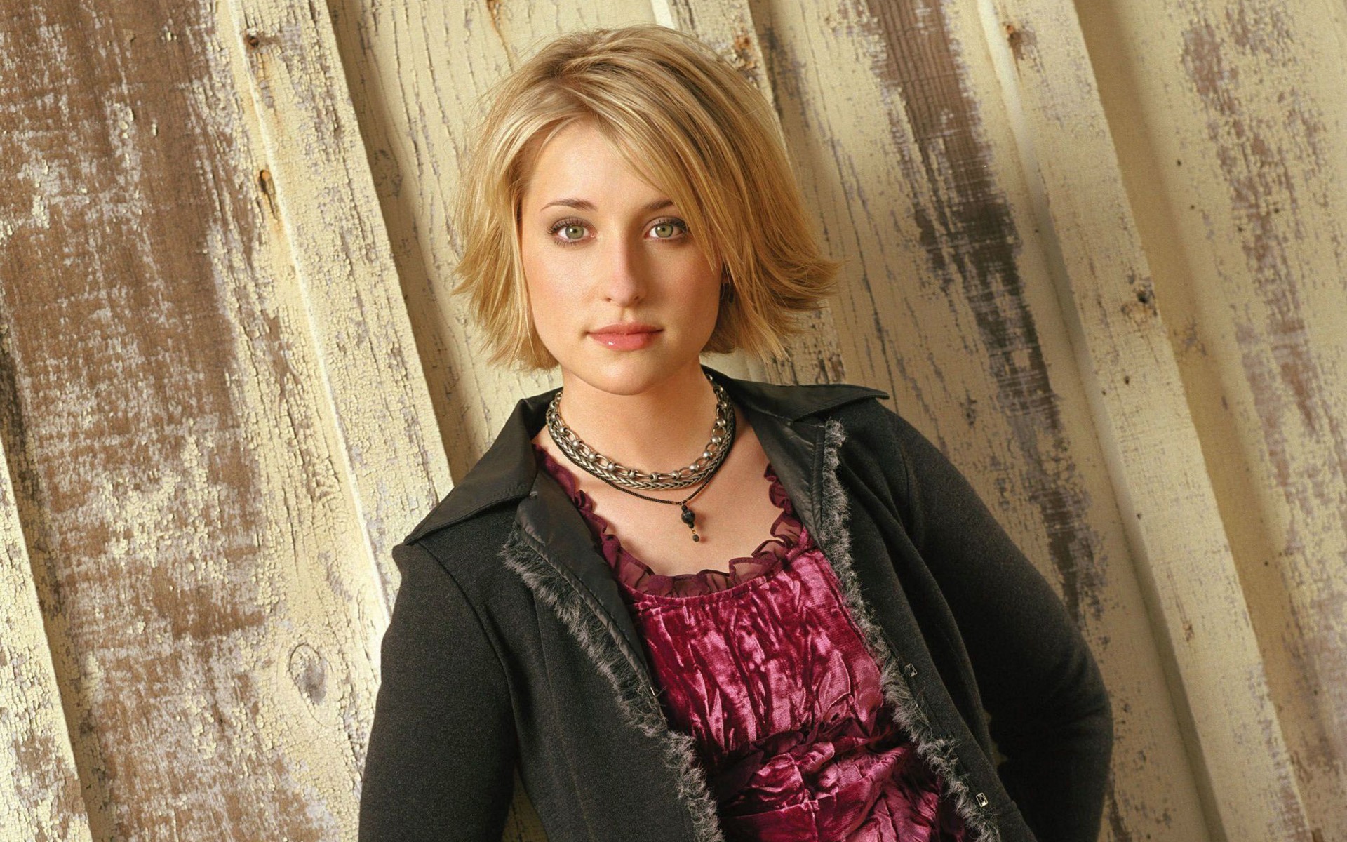 Allison Mack beautiful wallpaper #1 - 1920x1200