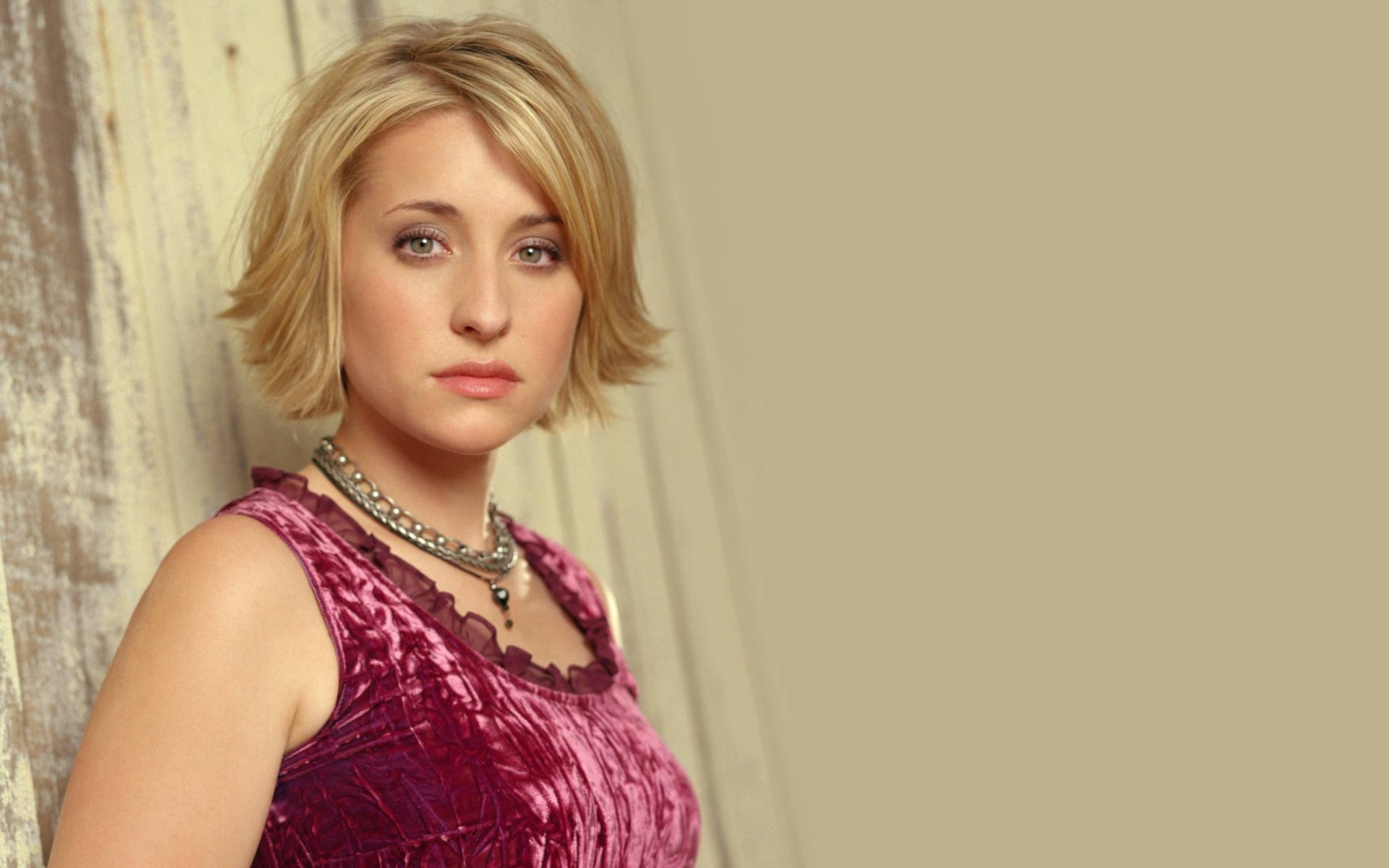 Allison Mack beautiful wallpaper #5 - 1920x1200