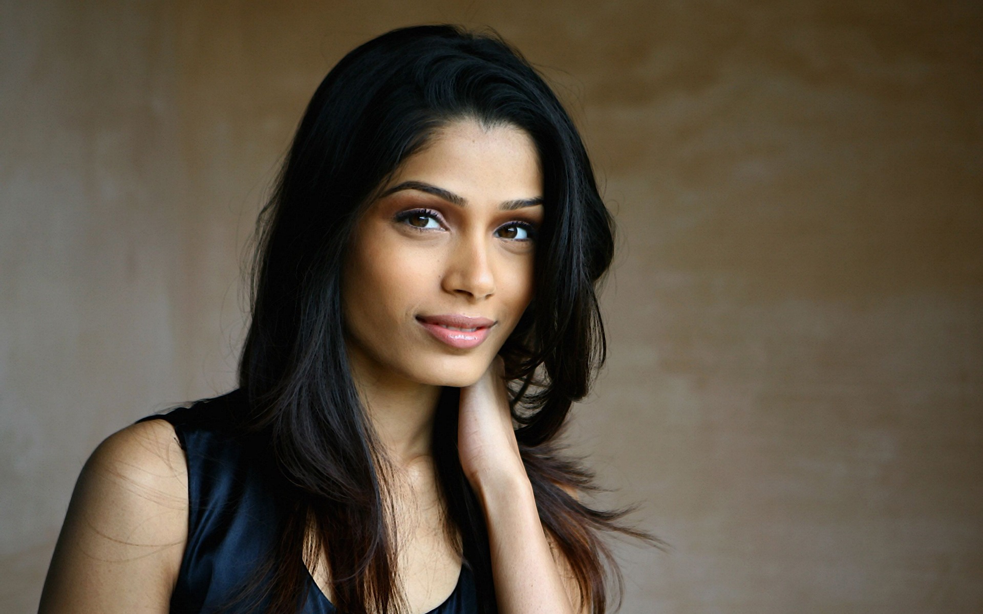 Freida Pinto 芙蕾達·平托 美女壁紙 #6 - 1920x1200