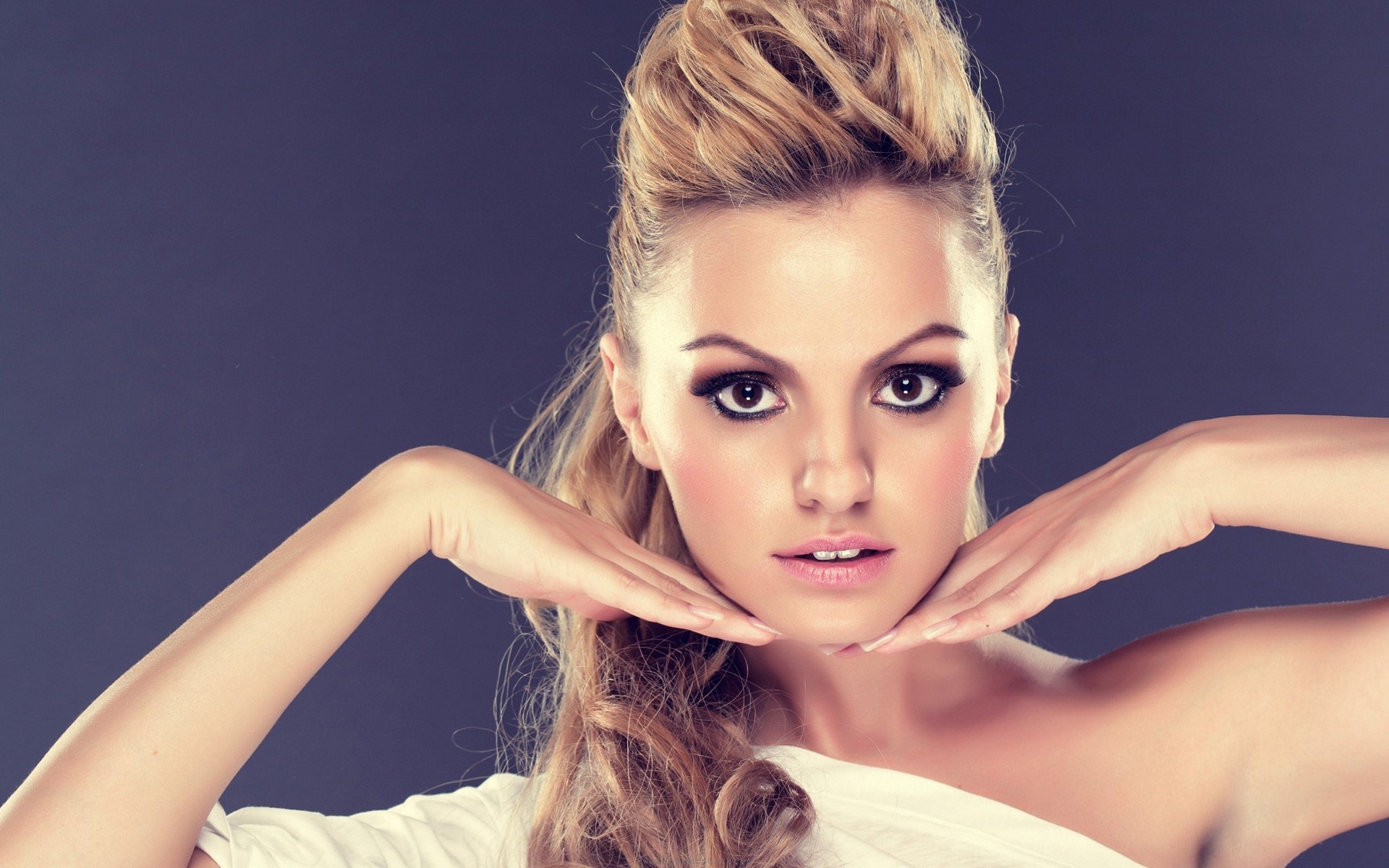 Alexandra Stan hermosos fondos de pantalla #1 - 1920x1200