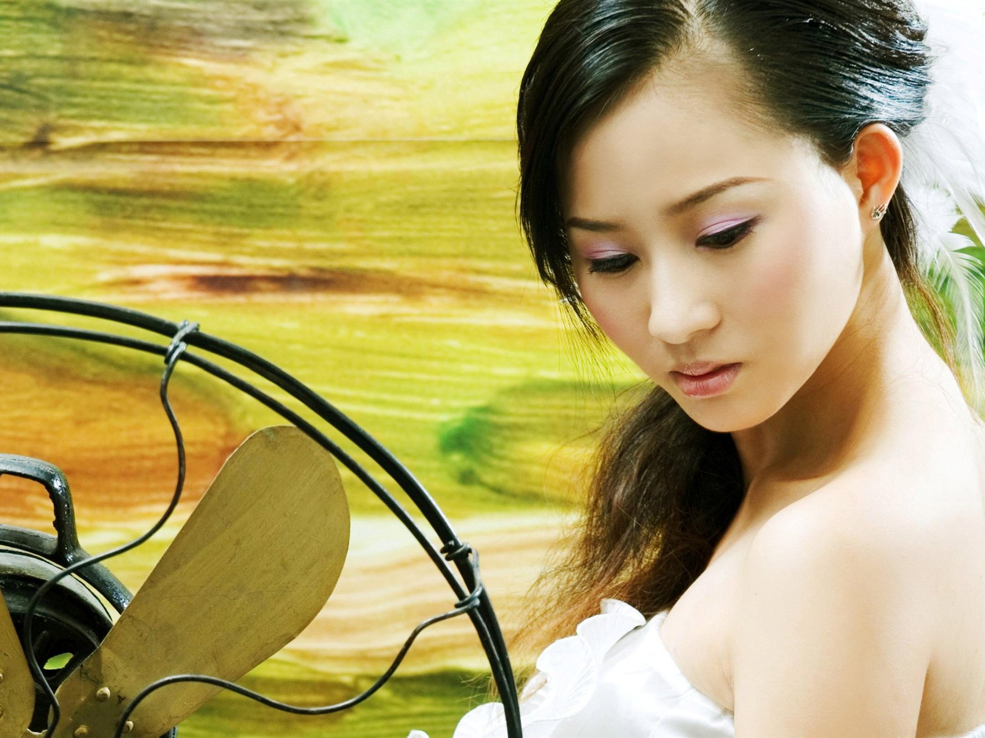 油畫背景前的白衣美女 #1 - 1920x1440
