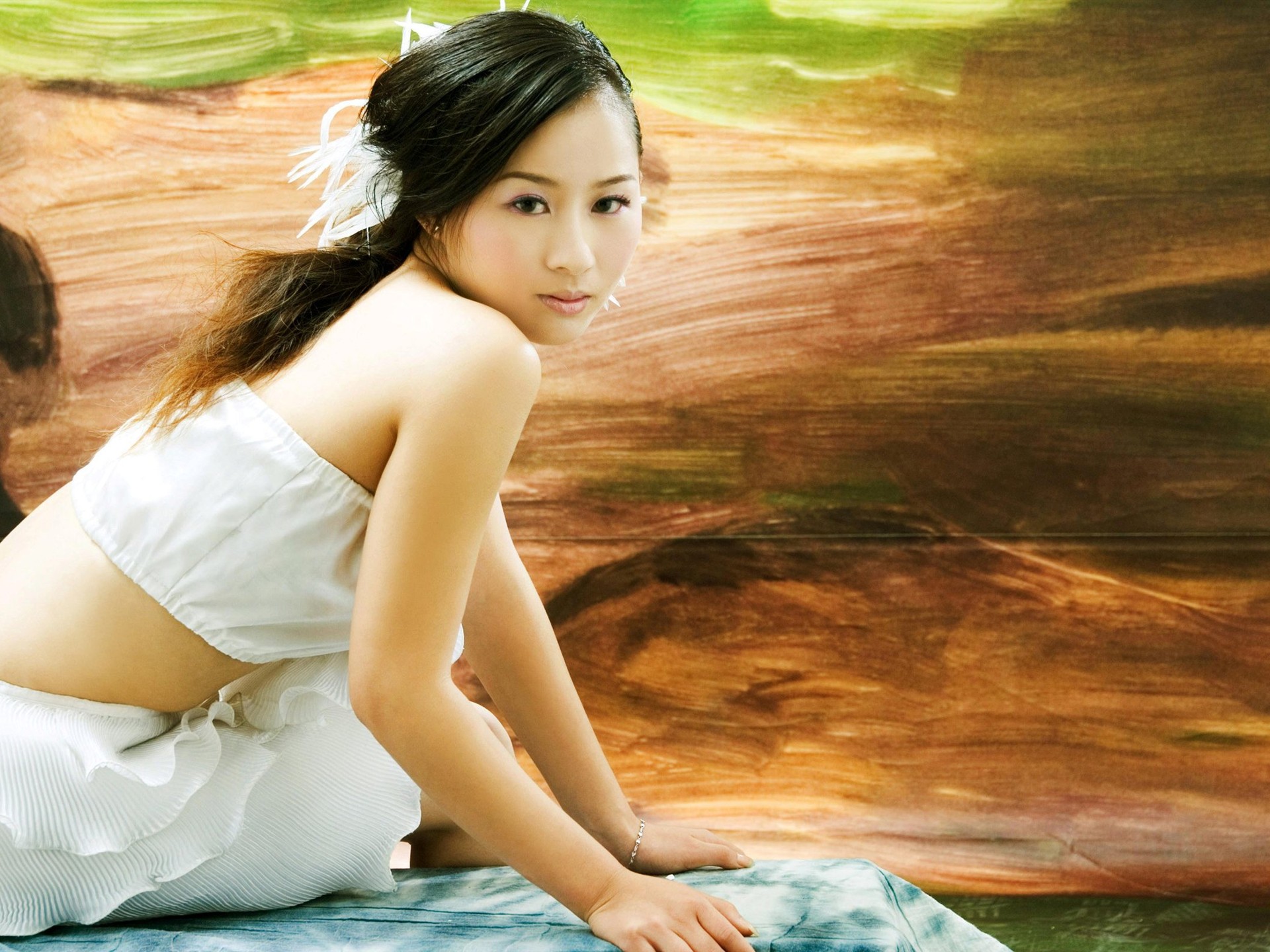 油畫背景前的白衣美女 #4 - 1920x1440