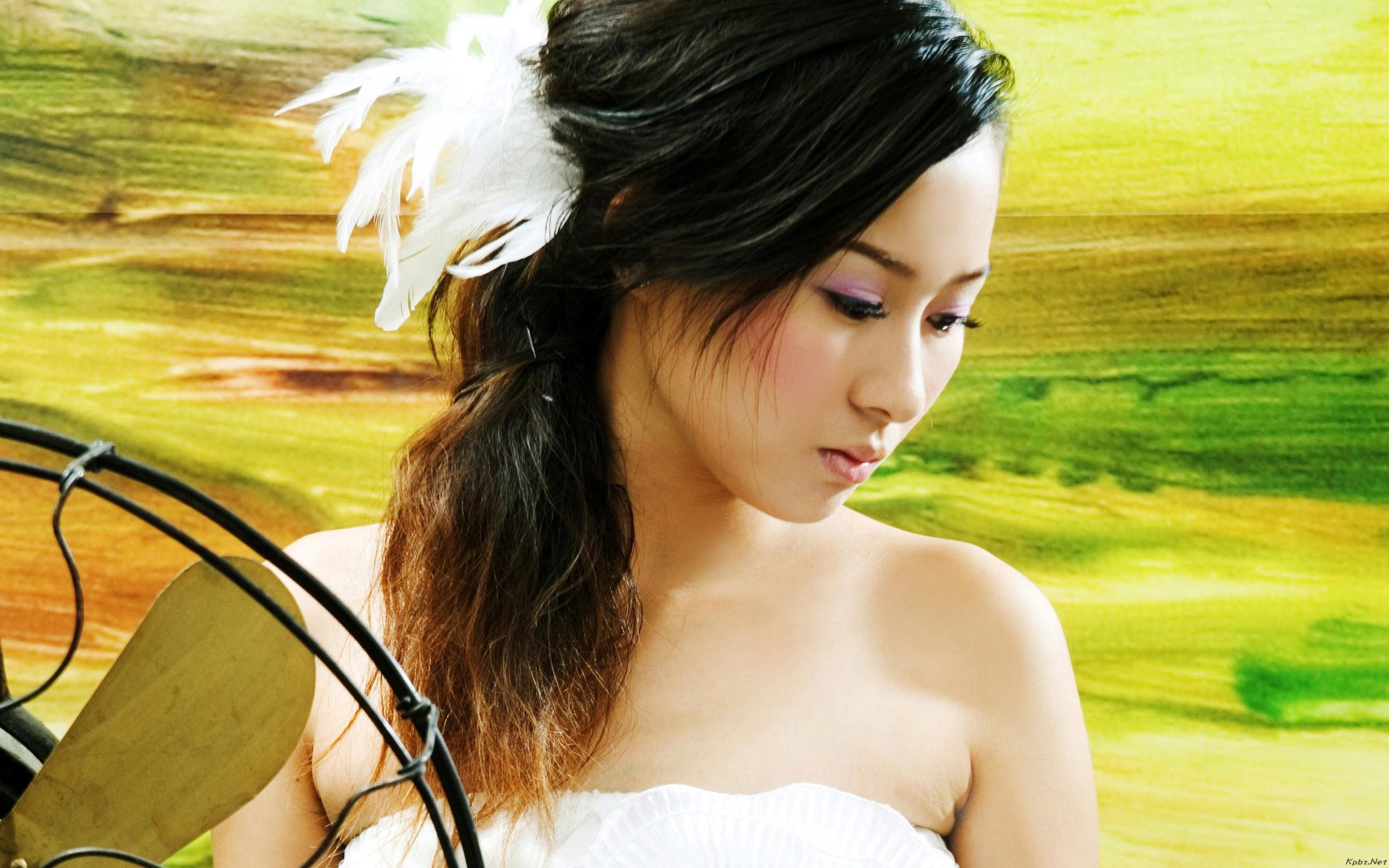 油畫背景前的白衣美女 #7 - 2560x1600