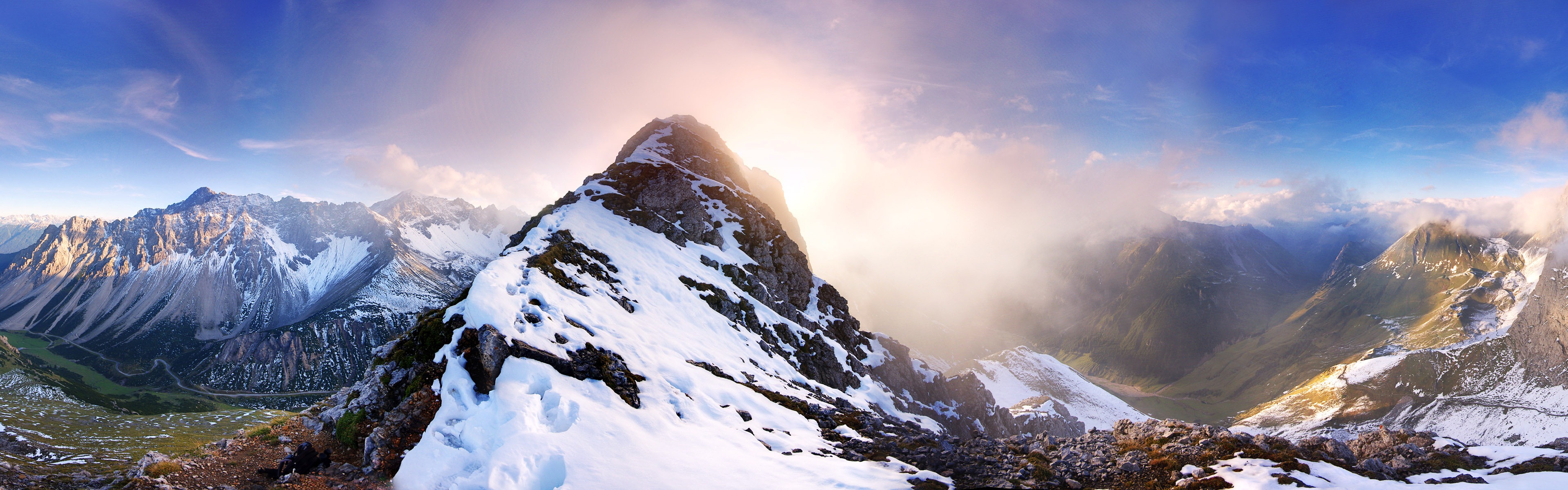 Windows 8 官方全景主題壁紙，海浪，森林，雄偉高山 #1 - 3840x1200
