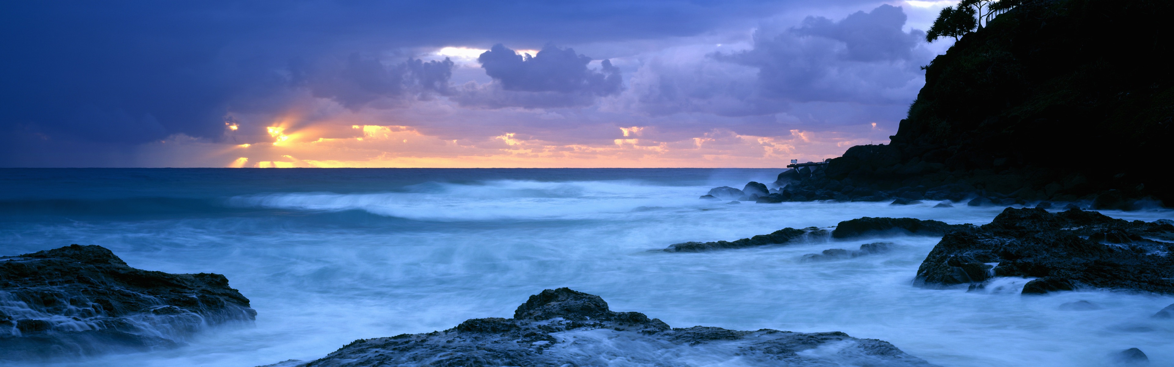 Windows 8 官方全景主題壁紙，海浪，森林，雄偉高山 #21 - 3840x1200