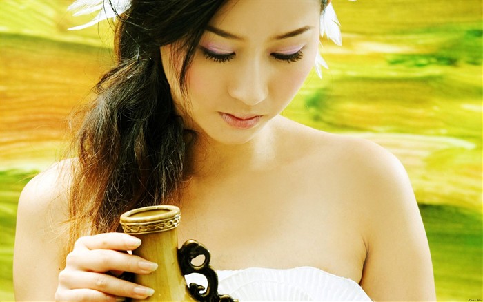 油畫背景前的白衣美女 #8