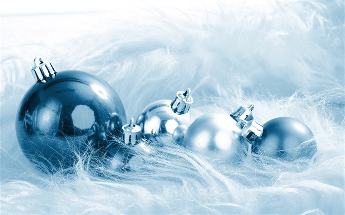 Christmas balls wallpaper (1) #9