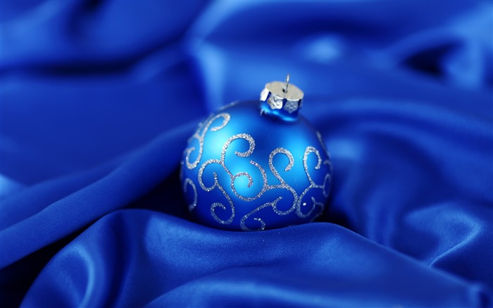 Christmas balls wallpaper (2) #14