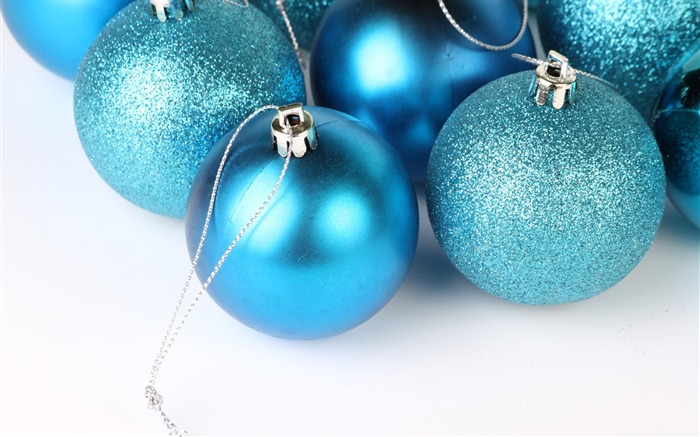 Christmas balls wallpaper (3) #5