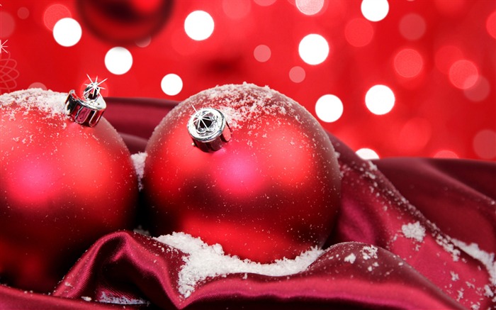 Christmas balls wallpaper (4) #1