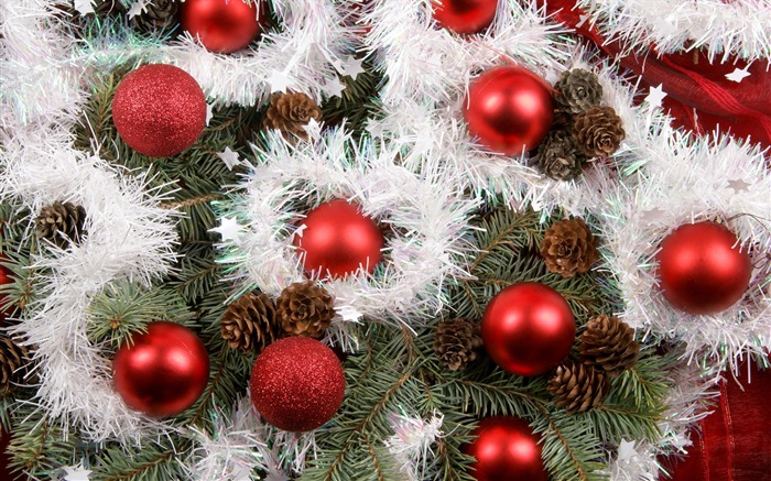 Christmas balls wallpaper (4) #14