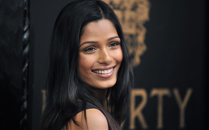 Freida Pinto hermoso fondo de pantalla #5