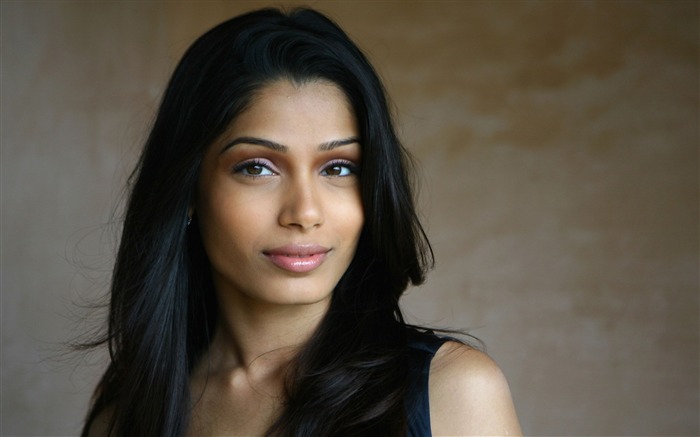 Freida Pinto schöne Tapete #9