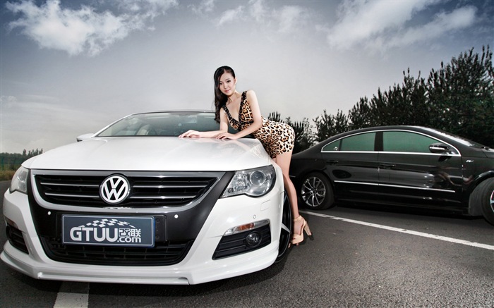 Hermosa niña vestido de leopardo con fondos de pantalla de Volkswagen coches deportivos #10