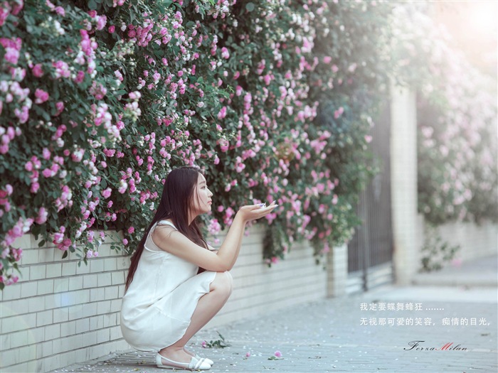 Hermosa chica con fondos de pantalla de alta definición de flores rosas #5
