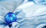 Christmas balls wallpaper (1) #14