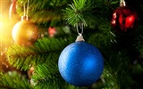 Christmas balls wallpaper (1) #17