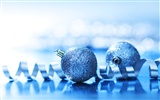 Christmas balls wallpaper (2) #11