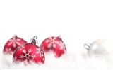 Christmas balls wallpaper (2) #15