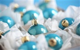 Christmas balls wallpaper (3) #12