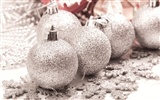 Christmas balls wallpaper (5) #17