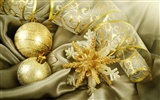 Christmas balls wallpaper (7) #9