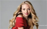 Amanda Seyfried krásnou tapetu