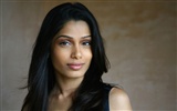 Freida Pinto krásnou tapetu #9