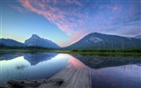 Réflexion dans le fond d'un paysage naturel de l'eau