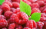 紅紅的甜樹莓 高清壁紙